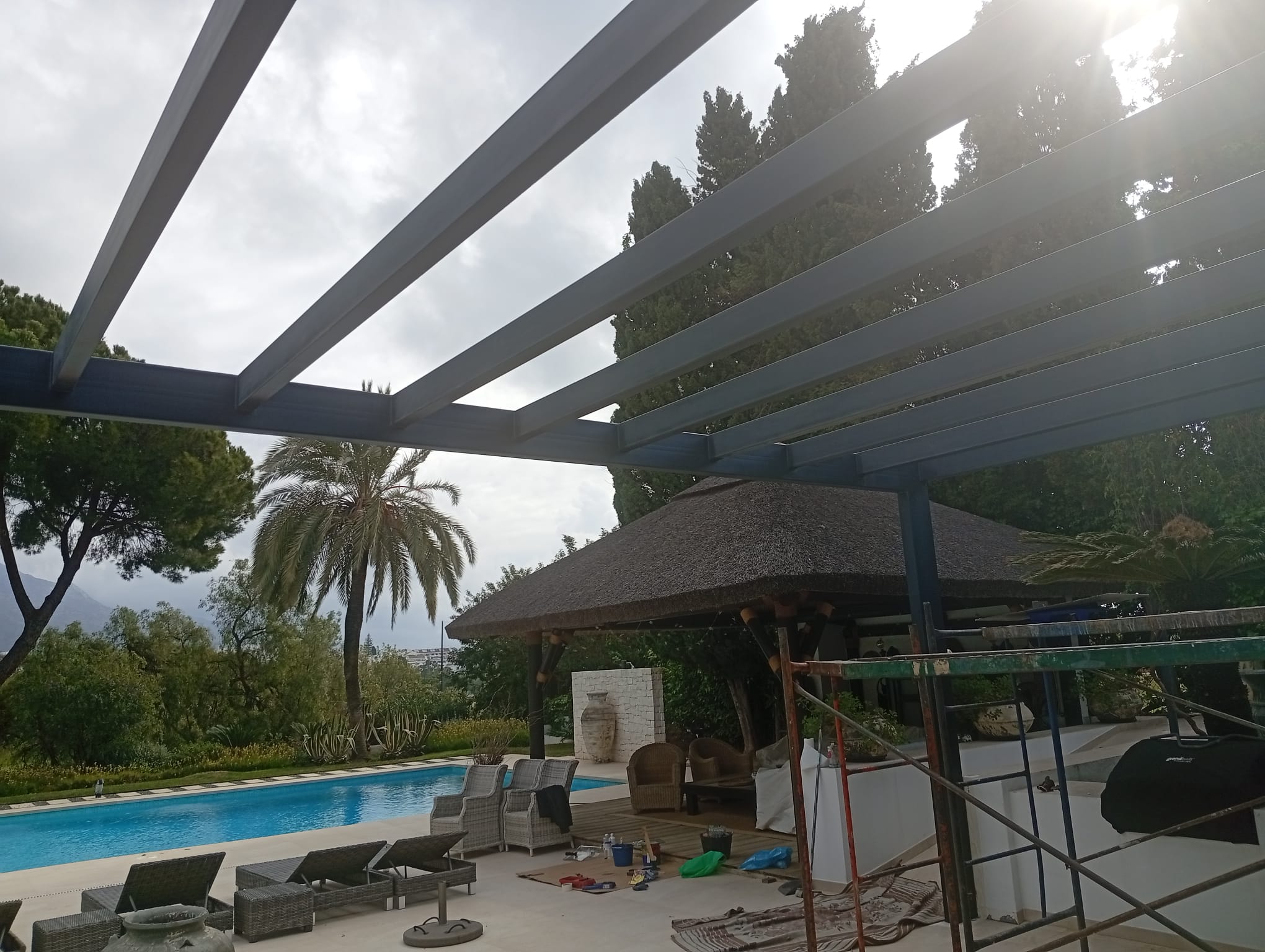 Pérgola metálica en villa con piscina — Marbella