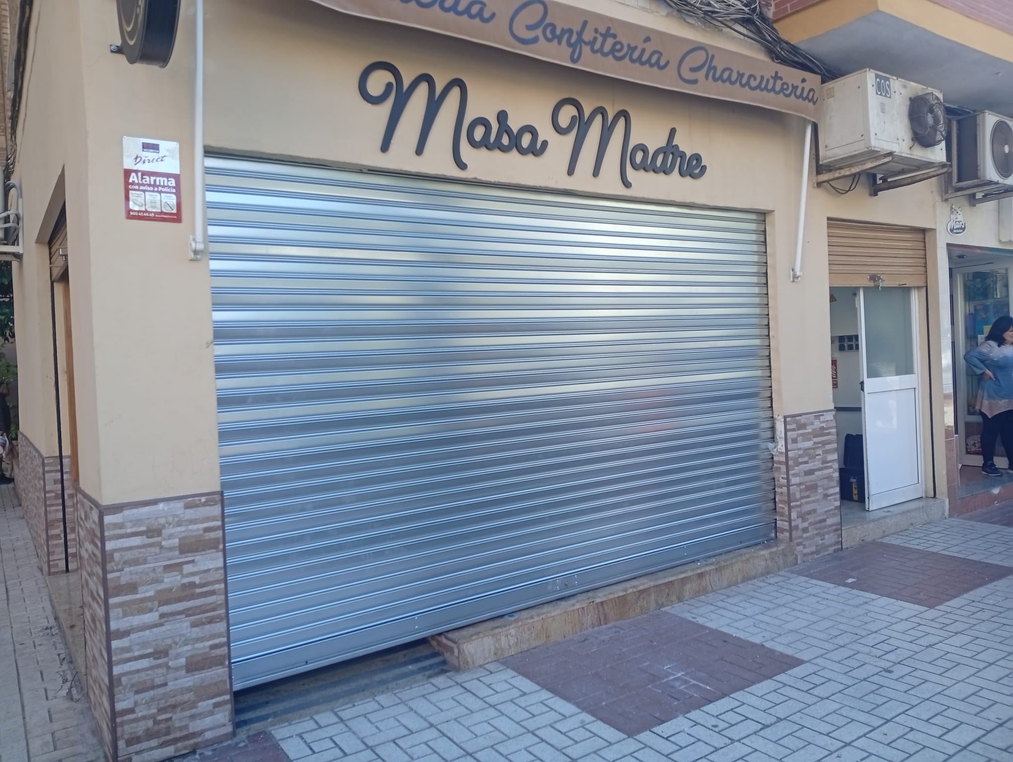 Instalación de persiana comercial en panadería — Marbella