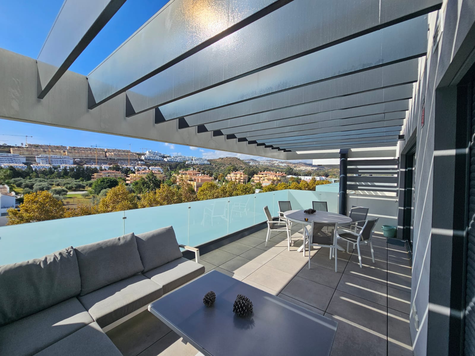 Pérgola bioclimática instalada en terraza en Marbella