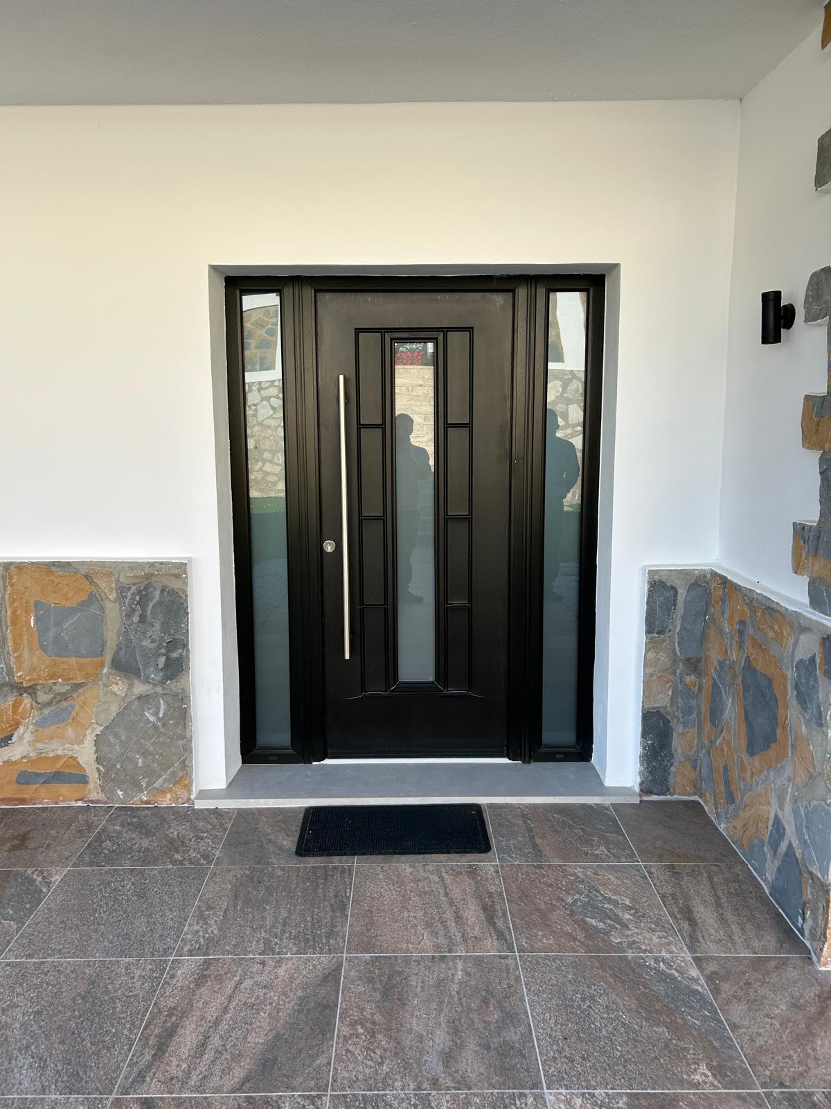 Puerta de entrada moderna con vidrio — Costa del Sol